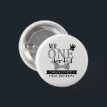 ONEderful 1st Birthday Gastgeschenk Button<br><div class="desc">Feiern Sie stilvoll mit diesen lustigen und sehr trendigen 1. Geburtstags-Party-Buttons. Das Design lässt sich einfach mit Ihrer speziellen Veranstaltungssprache personalisieren und Ihre Gäste werden begeistert sein,  wenn sie diese fantastischen Buttons erhalten. Entsprechende Party-Elemente finden Sie in der Auflistung.</div>