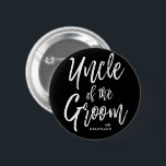 Onkel der Skript-Hochzeit des Bräutigam-| Button<br><div class="desc">Machen Sie den Onkel von den Bräutigamgefühlextrakosten,  die mit diesem speziellen Nameknopf geschätzt werden.

Er kennzeichnet die Wörter "Onkel des Bräutigams" in einem eleganten Skript.</div>