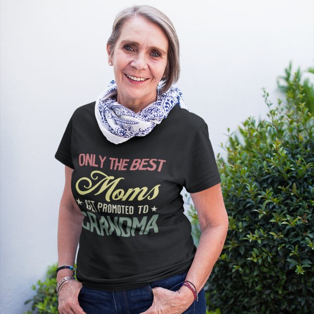 Only the Best Moms Get to Promoted To Grandma Mom T-Shirt (Von Creator hochgeladen)