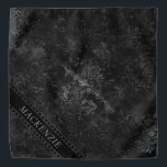 Onyx Black Velvet | Chalkboard Grunge Monogram Halstuch<br><div class="desc">Dramatisch moody mit dunkler und reich gotisch inspiriert, gemahlener Samt aus der Kollektion "Moody Jewel Tones". Dieses Design zeichnet sich durch eine tiefe Juwel Ton grunge-inspiriert Samt Aquarell-Textur. Die metallische Imitate verleiht ihr eine feine Eleganz und ein maßgeschneidertes Aussehen. Der moderne, gemischte Mittelverlauf verleiht dem Ganzen den perfekten Pop von...</div>
