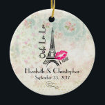 Ooh La Paris Eiffel Tower Wedding Keramikornament<br><div class="desc">Ein personalisierter Hochzeitsschmuck mit einem Vintagen Muster-Hintergrund mit schwachen Rose und anderen dekorativen Elementen. Obergeschichtet ist eine Illustration des Eiffelturms und Ooh La,  seitwärts geschrieben. Ein heißrosa Lippenstift Eindruck links neben der berühmten Sehenswürdigkeit mit dem Text xoxo!</div>