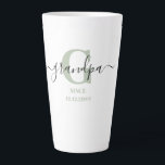 Opa Elegant Script Monogram Silver Green Milchtasse<br><div class="desc">Letzte Tasse für einen neuen Großvater oder langjährige Großad, die Sie personalisieren können mit dem Datum, an dem sie ein Großvater wurden. Dieses trendige minimalistische Design hat eine subtile Farbpalette aus silbergrün, schwarz und weiß. Es hat ein Opa Monogramm, mit dem ersten Buchstaben G und dem Namen Großvater, in modernen...</div>