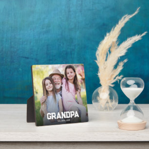 Opa Est. Weiße einfache fette Schrift Foto Fotoplatte