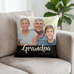 Opa hat modernes schwarzes Schriftfoto eingerichte Kissen