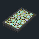 Opal Brooch Gem Gemstone Türkismuster Trifold Geldbörse<br><div class="desc">Dieses Portemonnaie hat ein hübsches opales Fichendentmuster mit Goldketten. Dieses einzigartige,  bedruckte Design ist so gestaltet,  dass es wie in einem Mosaik auf einem schwarzen,  anpassbaren Hintergrund angeordnet aussieht. Die ovalen Formen haben ein undurchsichtiges Perlmutt mit blauen,  grünen und weißen Wirbel. Es ist ein schönes,  originelles Muster.</div>