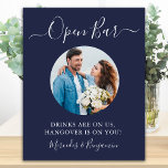 Open Bar Custom Foto Navy Blue Wedding Drinks Poster<br><div class="desc">Offene Bar ! Dieses schlichte und dennoch elegante Kalligraphie-Bar mit offenem Bar in eleganter Kalligraphie und Getränken sind auf uns, klopfen Sie ein! . Passen Sie dieses elegante Hochzeitszeichen mit Ihren Lieblings-Verlobung oder Foto, und Namen! COPYRIGHT © 2020 Judy Burrows, Black Dog Art - Alle Rechte vorbehalten. Open Bar Custom...</div>