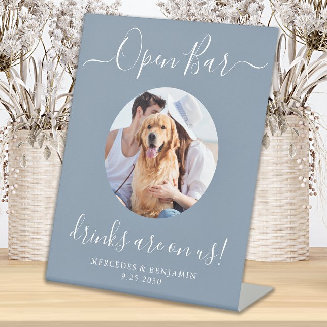 Open Bar Personalisiert Dusty Blue Pet Dog Wedding Sockelschild (Von Creator hochgeladen)