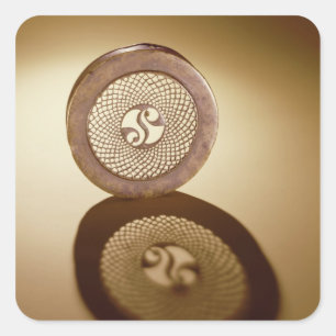 Openwork Kastendeckel, von Cornalaragh Quadratischer Aufkleber