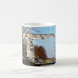 Ophaalbrug over gracht in Nederland. Kaffeetasse