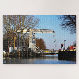 Ophaalbrug over gracht in Nederland. Puzzle