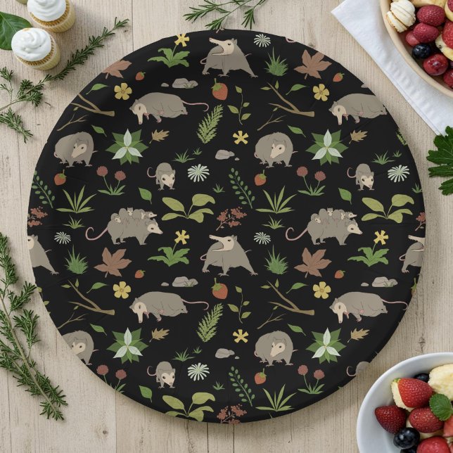 Opossum auf einem Berry-Feld in Schwarz Pappteller (A cottagecore opossum pattern on a black paper plate surrounded by snacks and decorative plants.)
