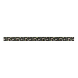 Opossum auf einem Berry-Feld in Schwarz Satinband