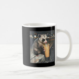 Opossum, das eisgekühlten Kaffee trinkt, lustiges  Kaffeetasse