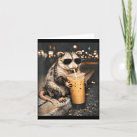 Opossum trinkt eisgekühlten Kaffee Lustiges Tier M