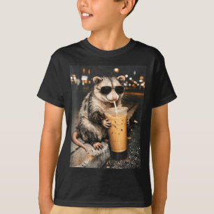 Opossum trinkt eisgekühlten Kaffee Lustiges Tier M T-Shirt