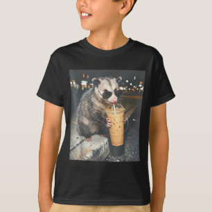 Opossum trinkt eisgekühlten Kaffee lustiges Tier-M T-Shirt