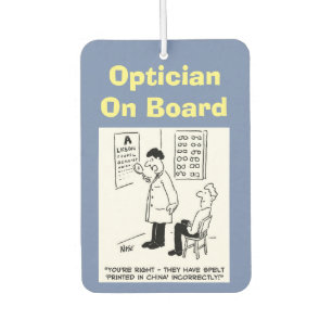 Optiker an Bord. Witziger Cartoon über Optimiker. Autolufterfrischer