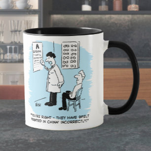 Optiker bei einer Augenuntersuchung Tasse