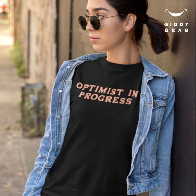 Optimist in Progress Lustiges Charakterzitat T-Shirt (Von Creator hochgeladen)