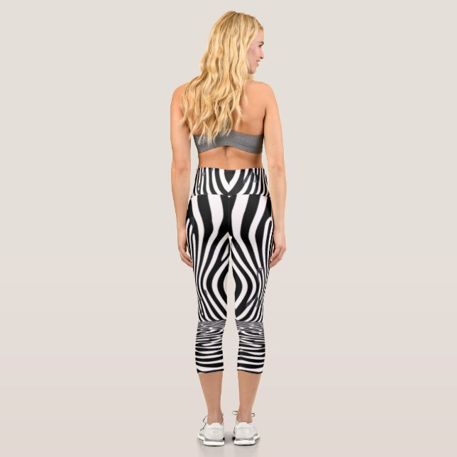 Optischer Illusionstunnel - Hypnotisches Schwarz u Capri Leggings (Rückseite)