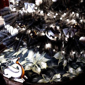 Opulent Silver Poinsettia Floral Polyester Weihnachtsbaumdecke