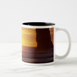 OR, Oregon-Küste, Cannon Beach, Meeresstapel bei 2 Zweifarbige Tasse