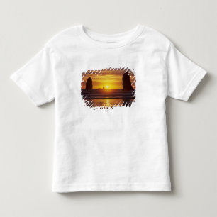 OR, Oregon-Küste, Cannon Beach, Meeresstapel um 2 Kleinkind T-shirt