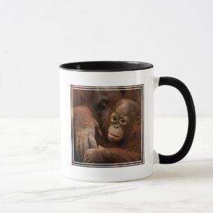 Orang-Utan-Mutter und Baby im Zoo Tasse