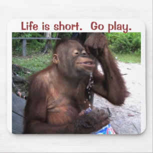 Orang-Utan spritzt im Wasser Mousepad