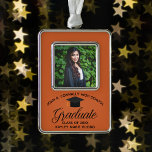 Orange Abschluss Gedenkstätte Graduate Foto Rahmen-Ornament Silber<br><div class="desc">Dieses Orangengeschenk für Senioren Foto Weihnachtsschmuck zeigt eine schicke schwarze Typografie unter einem High School- oder Uni-Namen für die Klasse von 2025. Passen Sie mit Ihrem geschlossen Jahr unter Ihrem Foto für ein großartiges personalisiertes Graduiertenfoto präsent.</div>