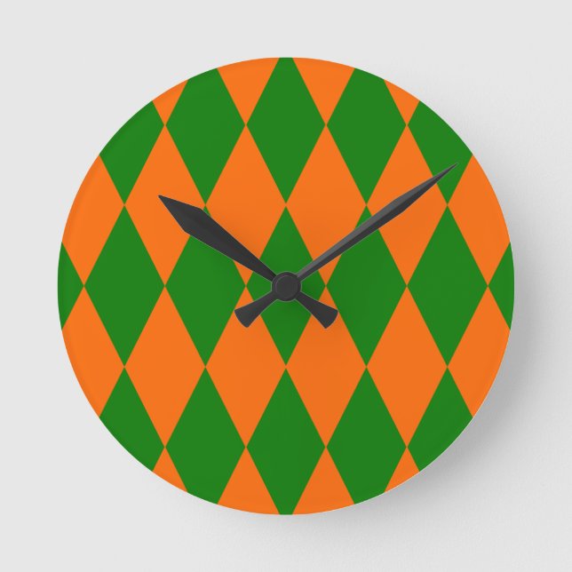 Orange and Green Harlequin Checkered Design  Runde Wanduhr (Vorderseite)