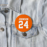 Orange and White Athlete Name Jersey Number Button<br><div class="desc">Freuen Sie sich auf Ihr Lieblings-Sportteam, Ihren Fußballspieler oder zeigen Sie einfach Ihren Schulstolz mit einem personalisierten Spirituosenknopf! Fügen Sie Ihren Schulnamen hinzu oder personalisieren Sie ihn mit einem Spielernamen und Jersey-Nummer. Ideal für Fußball, Basketball, Baseball und Fußball! Erstellen Sie individuelle Buttone für das ganze Team, Cheerleader, Eltern und Geschwister,...</div>