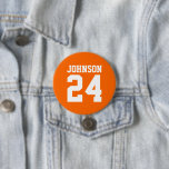 Orange and White Athlete Name Jersey Number Button<br><div class="desc">Freuen Sie sich auf Ihr Lieblings-Sportteam, Ihren Fußballspieler oder zeigen Sie einfach Ihren Schulstolz mit einem personalisierten Spirituosenknopf! Fügen Sie Ihren Schulnamen hinzu oder personalisieren Sie ihn mit einem Spielernamen und Jersey-Nummer. Ideal für Fußball, Basketball, Baseball und Fußball! Erstellen Sie individuelle Buttone für das ganze Team, Cheerleader, Eltern und Geschwister,...</div>