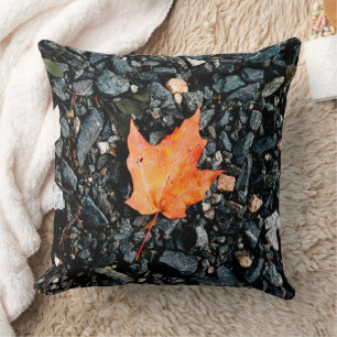 Orange Autumn Leaf auf Black Rocks Kissen