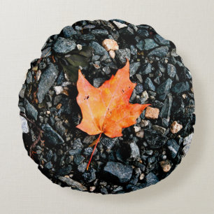 Orange Autumn Leaf auf Black Rocks Rundes Kissen