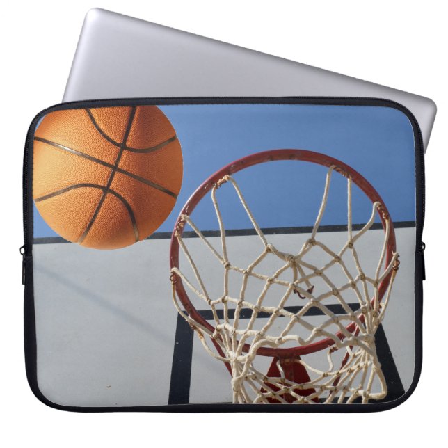 Orange Basketball wird Punkte sammeln. Laptopschutzhülle (Vorderseite)