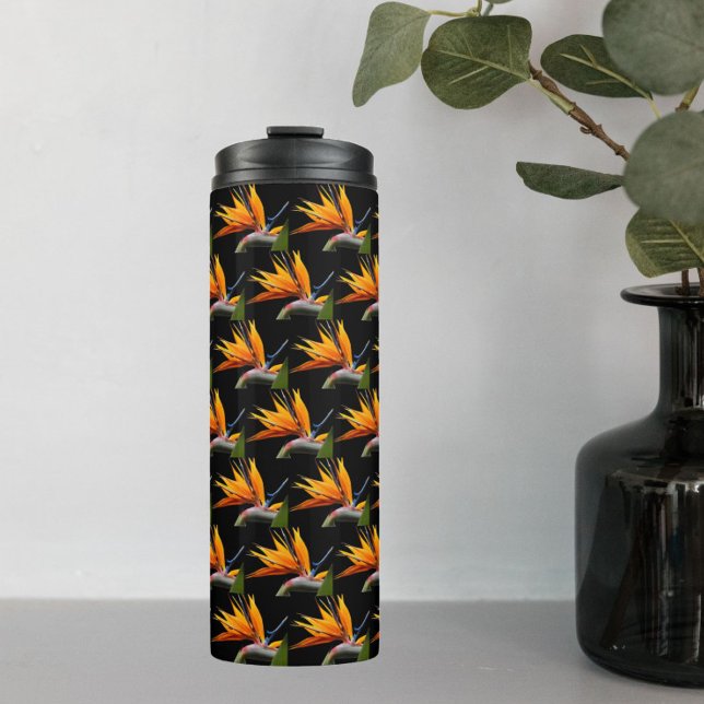 Orange Bird of Paradise Bloom Pattern auf Schwarz Thermosbecher (In Situ)