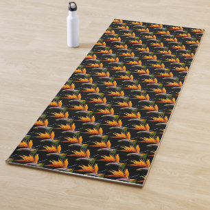 Orange Bird of Paradise Pattern auf Schwarz Yogamatte