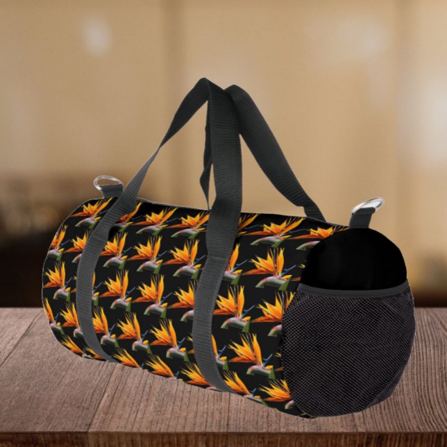 Orange Bird of Paradise Pflanze Pattern auf Schwar Duffle Bag (In Situ)