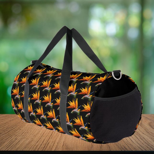 Orange Bird of Paradise Pflanze Pattern auf Schwar Duffle Bag (In Situ)