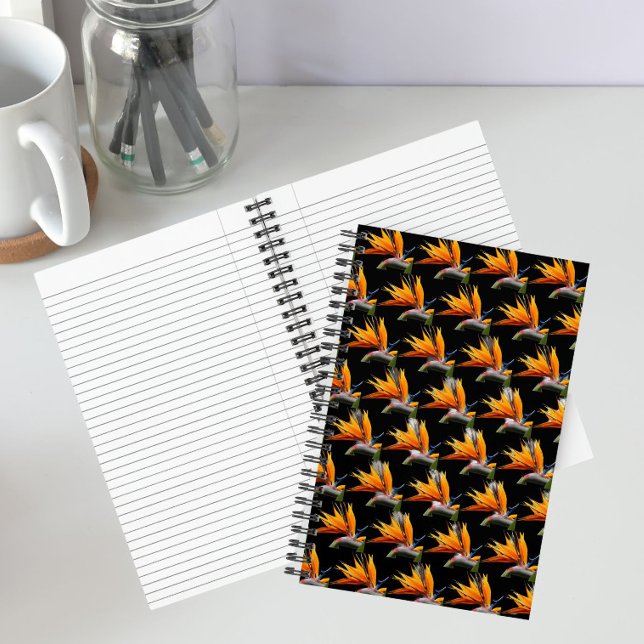 Orange Bird of Paradise Pflanze Pattern auf Schwar Notizbuch (In Situ)