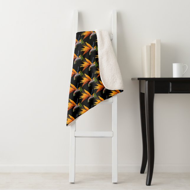 Orange Bird of Paradise Pflanze Pattern auf Schwar Sherpadecke (Beispiel)