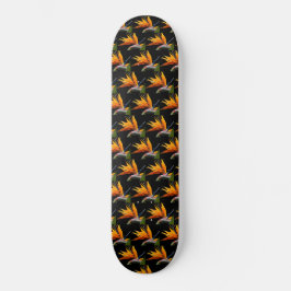 Orange Bird of Paradise Pflanze Pattern auf Schwar Skateboard