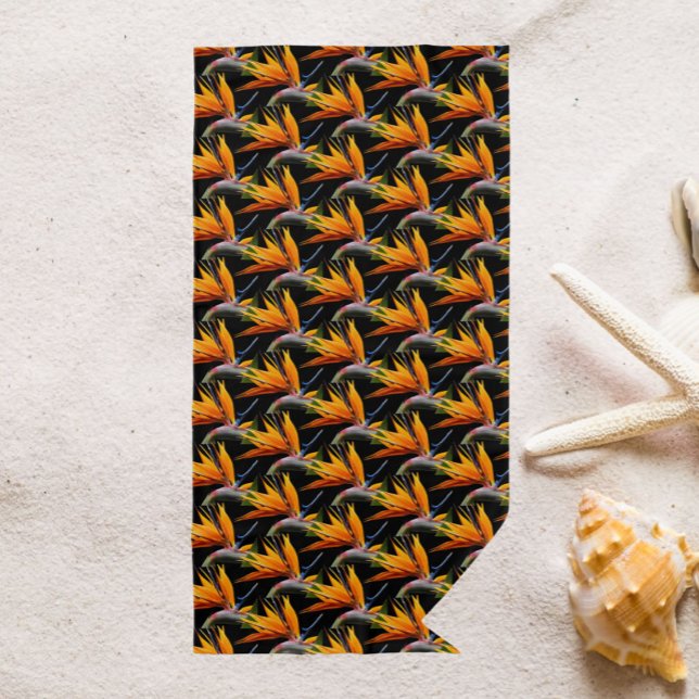 Orange Bird of Paradise Pflanze Pattern auf Schwar Strandtuch (In Situ)