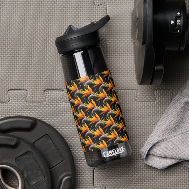 Orange Bird of Paradise Pflanze Pattern auf Schwar Trinkflasche (Fitnessstudio (gedreht))