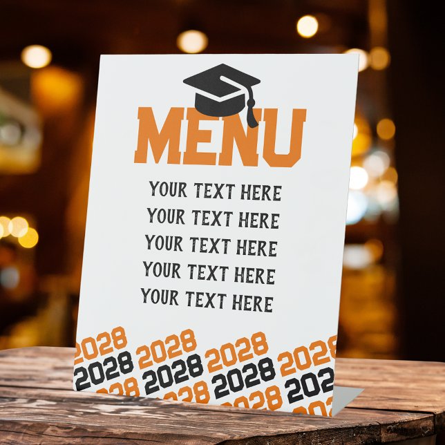 Orange & Black Abschluss Menu Party Sockelschild (Orange, White and Black Graduation Cap Class Year Menu Pedestal Table Sign)