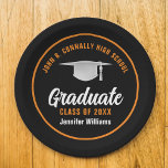 Orange Black Graduate Custom 2025 Graduation Party Pappteller<br><div class="desc">Diese moderne,  orangefarbene und schwarze Tischplatte zeigt klassische Typografie Ihres High School- oder Uni-Namens für die Klasse von 2025. Passen Sie mit Ihrem geschlossen Jahr unter der schicken handgeschriebenen Drehbuch-und Grad-Kappe für große personalisierte Graduiertendekoration an.</div>