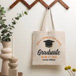 Orange Black Graduate Personalisiert 2023 Abschlus Tragetasche<br><div class="desc">Diese moderne,  orange und schwarz gemachte Tasche für Senior-Absolventen enthält Ihren High School- oder Uni-Namen für die Klasse von 2023. Passen Sie mit Ihrem geschlossen Jahr unter der schicken handgeschriebenen Drehbuch und schwarzen Gradcap für eine große personalisierte Graduierungsparty Gunst Geschenk.</div>