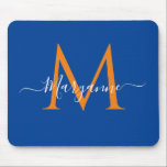 Orange & Blue Personalisiert Monogram Blue Mousepad<br><div class="desc">Dieses Mousepad verfügt über einen eleganten Schriftart in Weiß,  der in modernen Schriftzeichen überlagert ist. Wenn Sie den Namen eingeben,  verließ Sie die beiden Kästchen auf beiden Seiten Ihres Namens,  um das Design-Feature zu erhalten. Dieses Kissen ist Teil unserer Monogrammserie.</div>