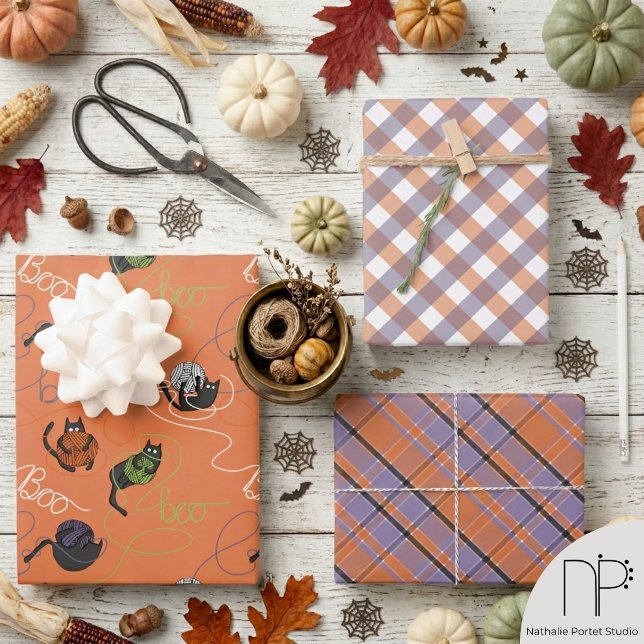 Orange Boo-gezänktes Kätzchen Halloween Geschenkpapier Set (Hand drawn black cat Halloween gift wrap with colorful yarn balls and festive gingham patterns)